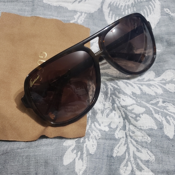 Womens Gucci Tortoiseshell Sunglasses - Picture 2 of 7